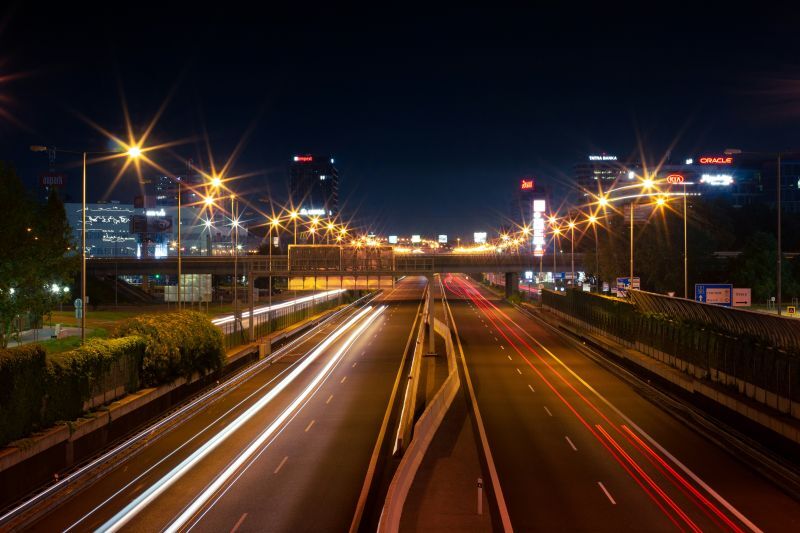 Стратегия бесконфликтного размещения светильников: как интегрировать опоры линий наружного освещения в сложную городскую инфраструктуру
